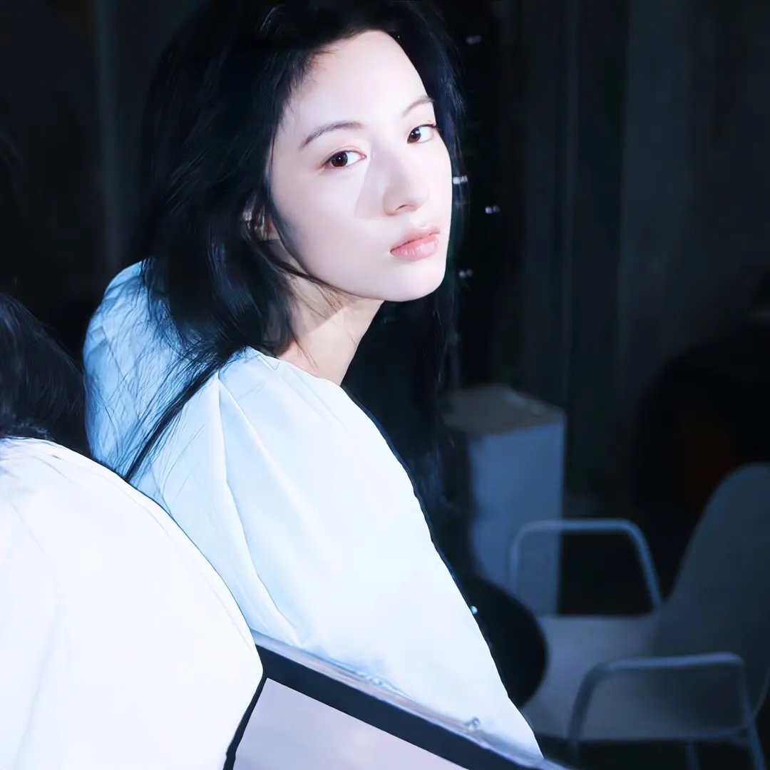 顽皮豹在树林里